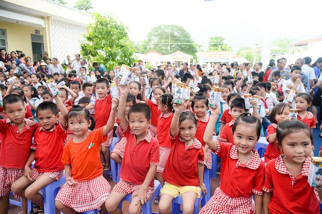 Quỹ[-]Sữa[-]Vươn[-]Cao[-]Việt[-]Nam[-]và[-]Vinamilk[-]tặng[-]70.000[-]ly[-]sữa[-]cho[-]trẻ[-]em[-]Thái[-]Nguyên